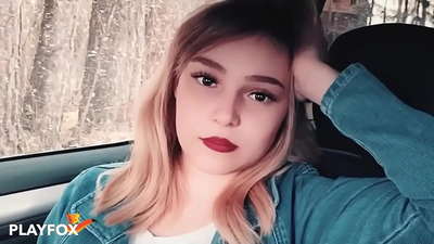 Seksi beba radosno siše karticu za popust