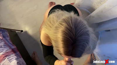 Crvenokosa siše kurac i zajebava se, dobivajući spermu na njezinu guzicu